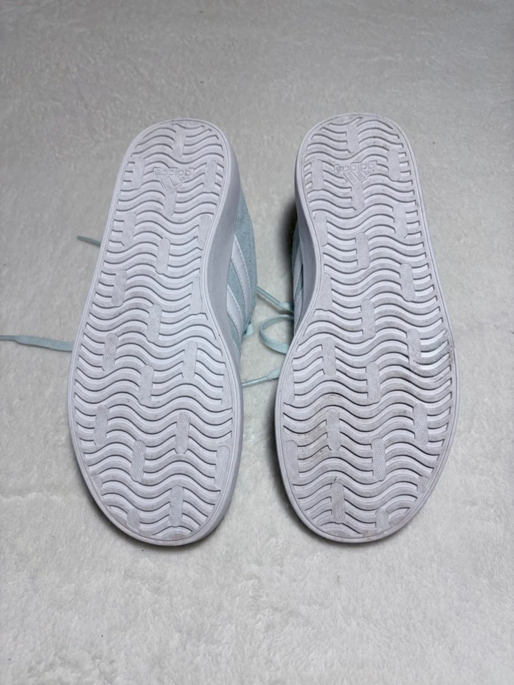 adidas Girl’s Mint Green‎ Suede Sneakers with White Stripes Sz 4
